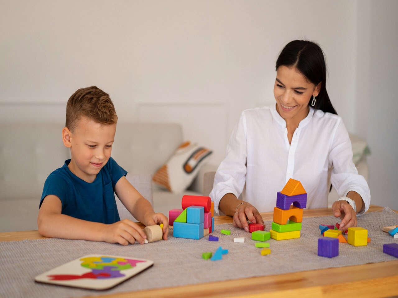 Terapeuta ocupacional em consultório utilizando brinquedos lúdicos durante uma abordagem infantil.