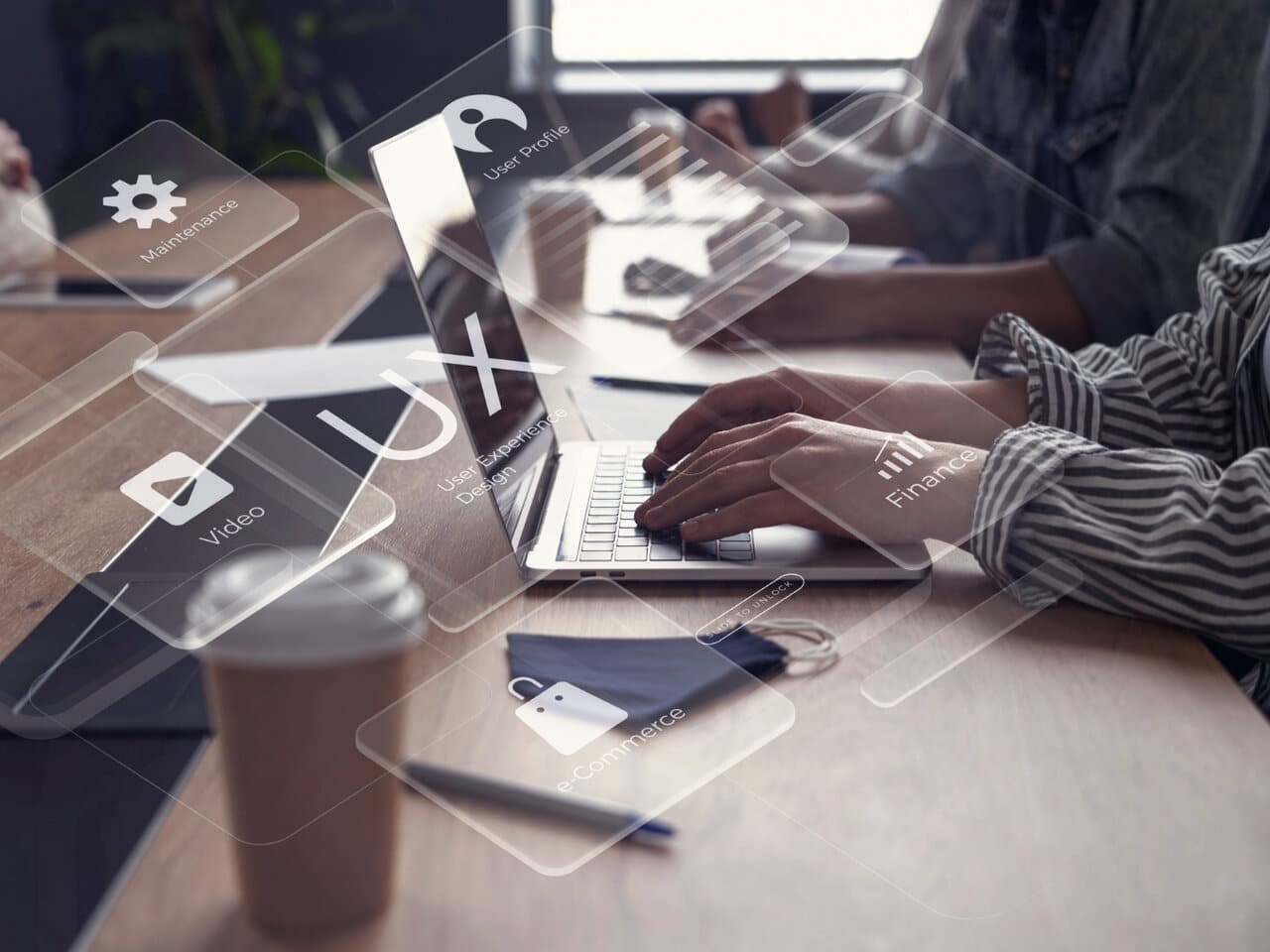 Profissionais de service design em um escritório trabalhando em seus notebooks, em busca de soluções para os usuários