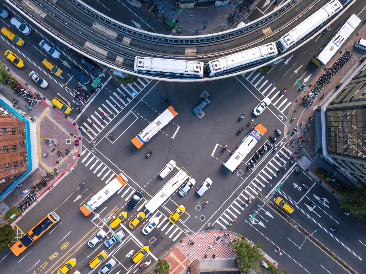 Graduação EaD em Gestão de Trânsito: visão aérea de um cruzamento e um viaduto com diversos ônibus e carros trafegando.