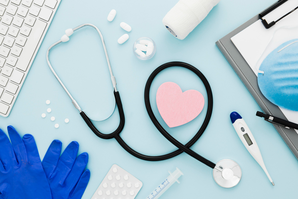 Imagem aérea de uma mesa com diversos materiais do curso de Medicina, como luvas, estetoscópio, termômetro, prancheta, entre outros.