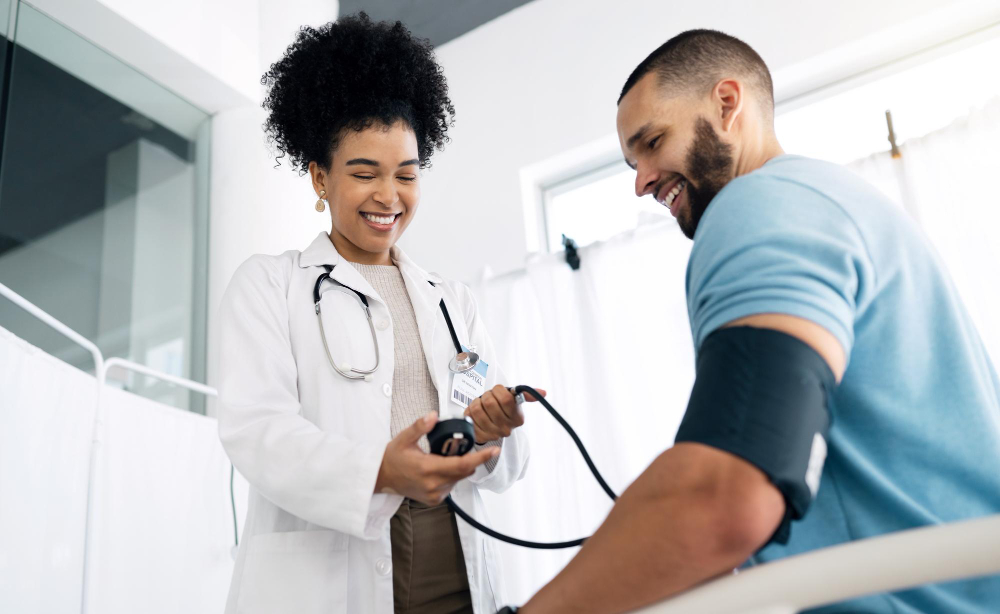Jovem médica aferindo a pressão do paciente em um consultório, aplicando a semiologia médica