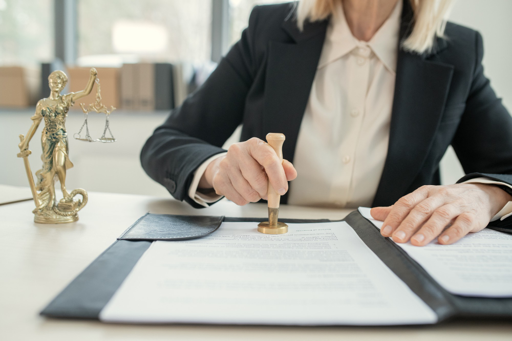 Profissional formada em serviços jurídicos e notariais, em seu escritório, carimbando um contrato que acabou de analisar