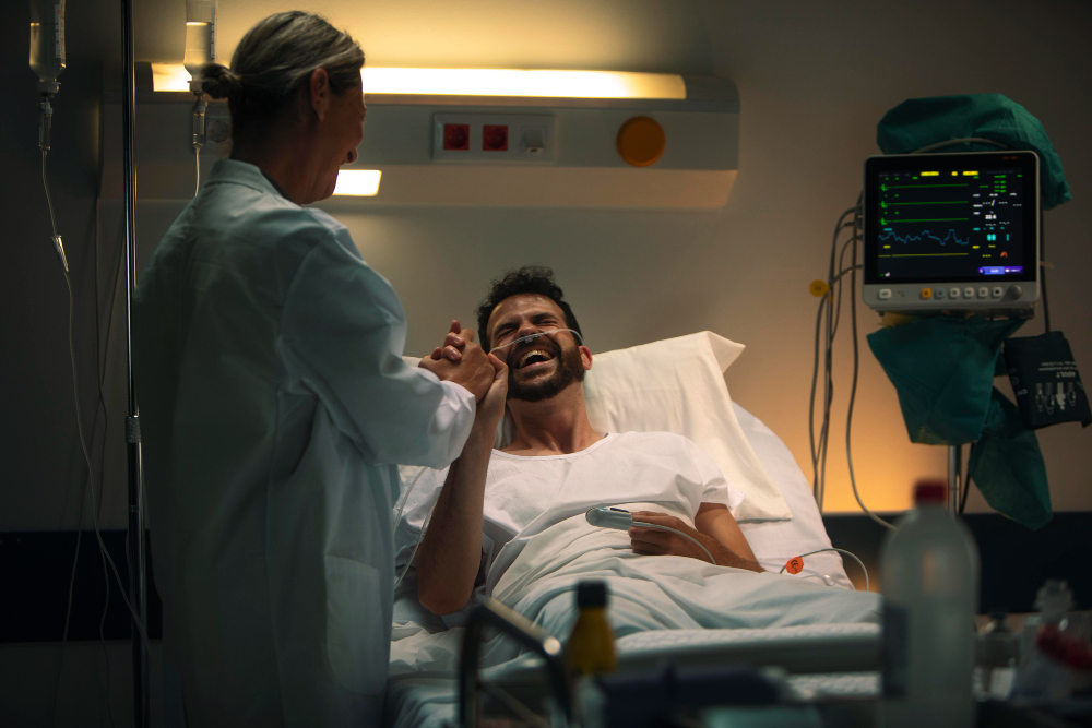 O que é UTI: paciente sorridente deitado no leito de uma hospital, enquanto se recupera de um procedimento