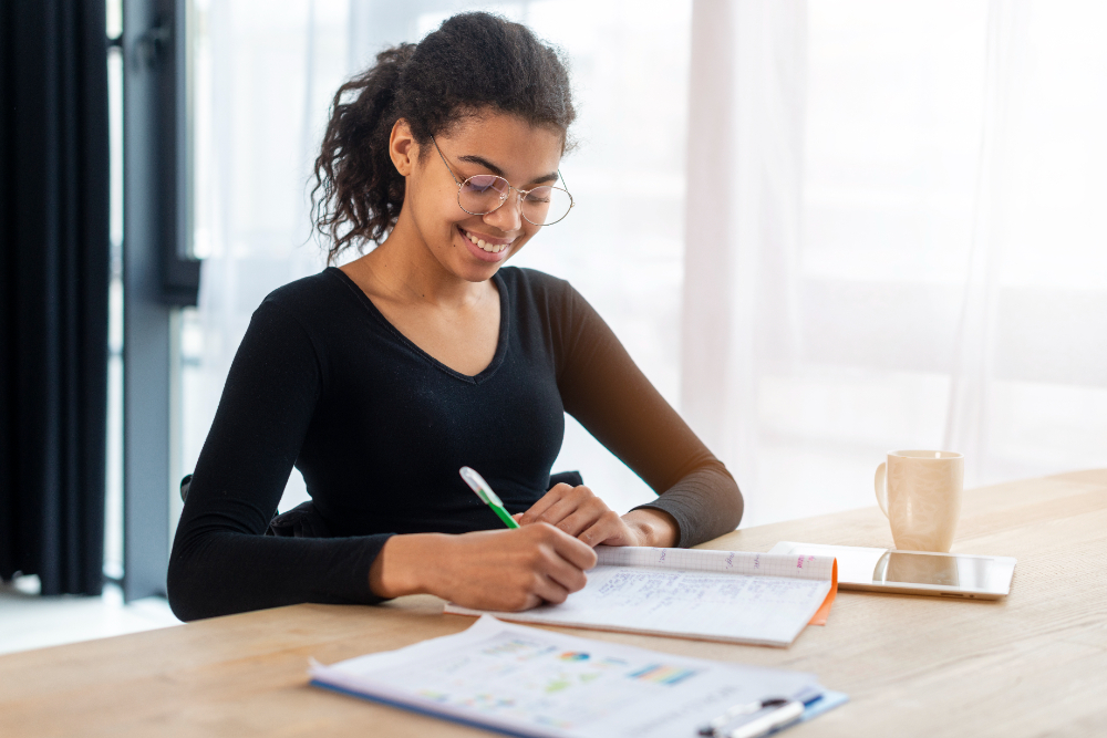 Jovem estudante em sua mesa de estudos, utilizando técnica mnenômica para melhorar a memorização.