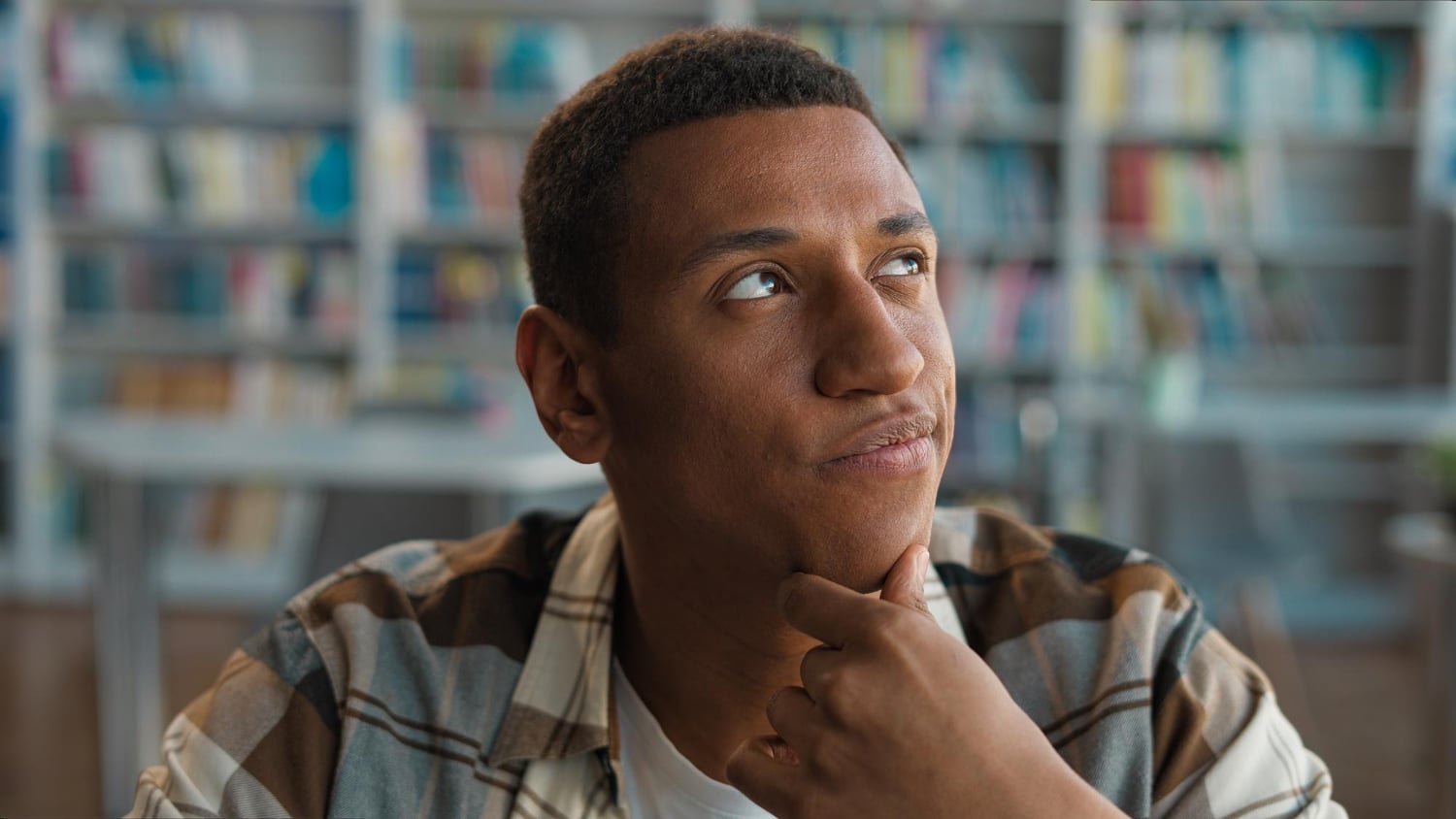Jovem de 17 anos em dúvida com a pressão para escolher a carreira com 17 anos.