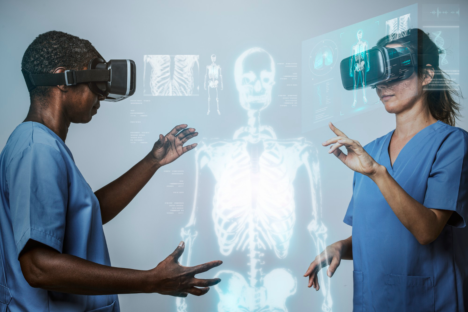 Estudantes da área da saúde utilizando um óculos de realidade virtual para estudar um esqueleto humano em 3D. Esse é um dos avanços presentes no futuro da medicina.