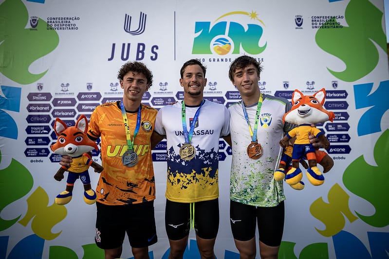 Atleta de natação da UNINASSAU convocado para seleção, em um pódio após um campeonato.