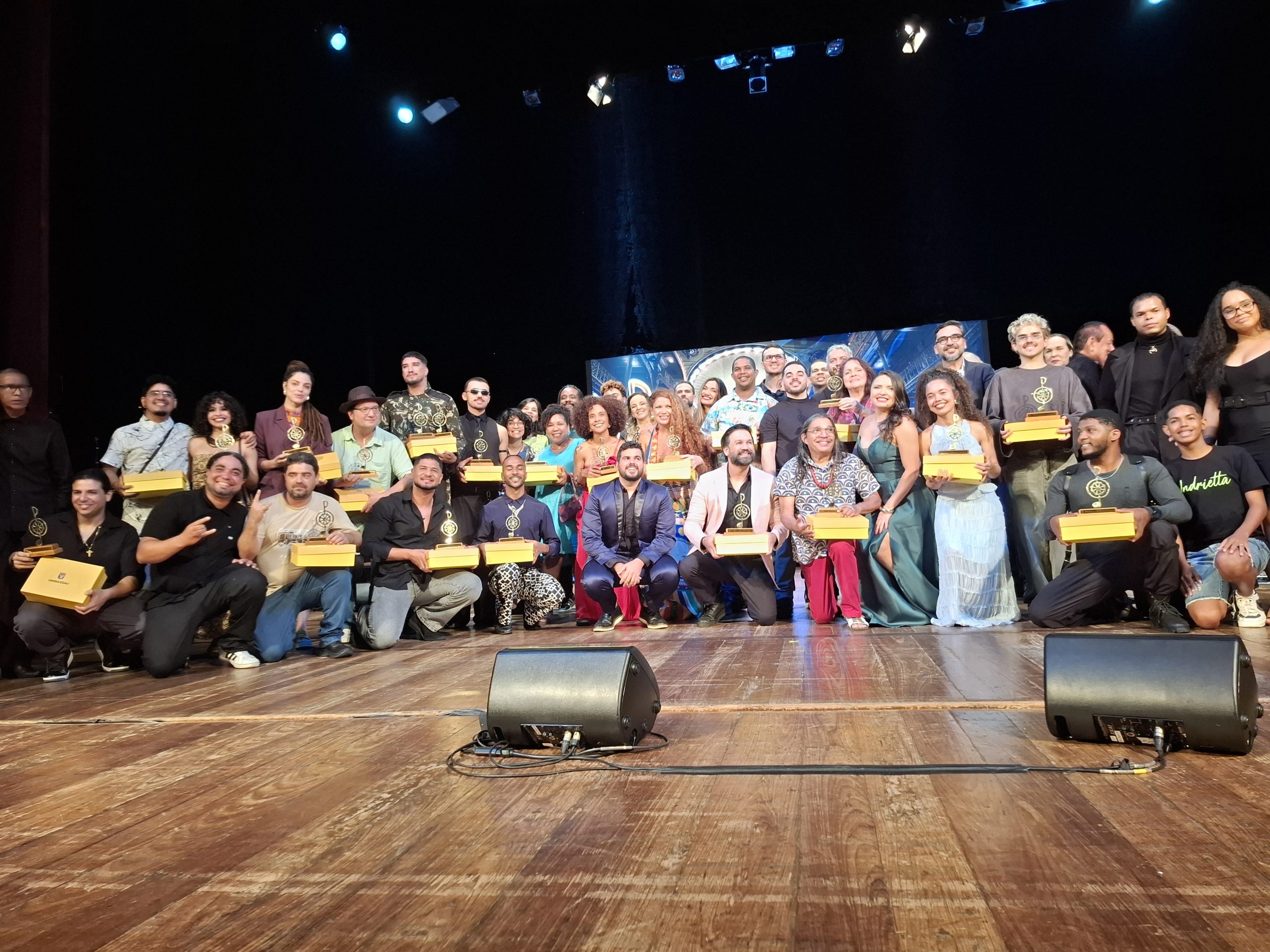 Apoiadores do Prêmio da Música de Pernambuco posando para foto em um auditório da UNINASSAU