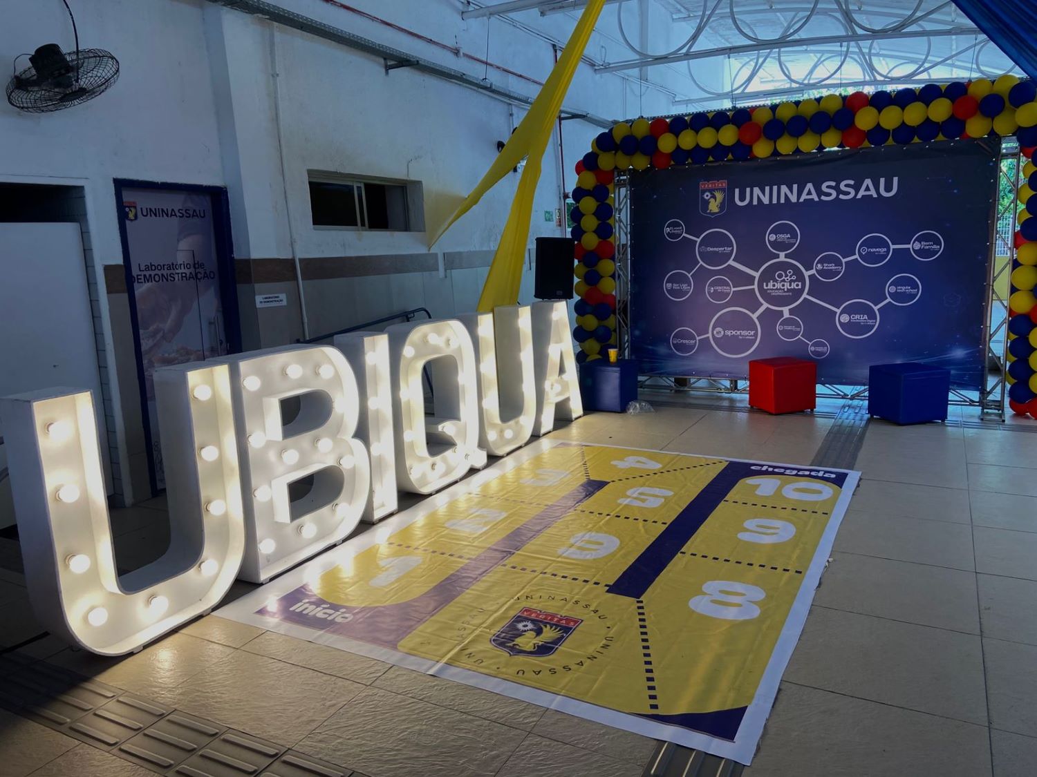 Ambiente decorado da UNINASSAU para a semana Ubíqua