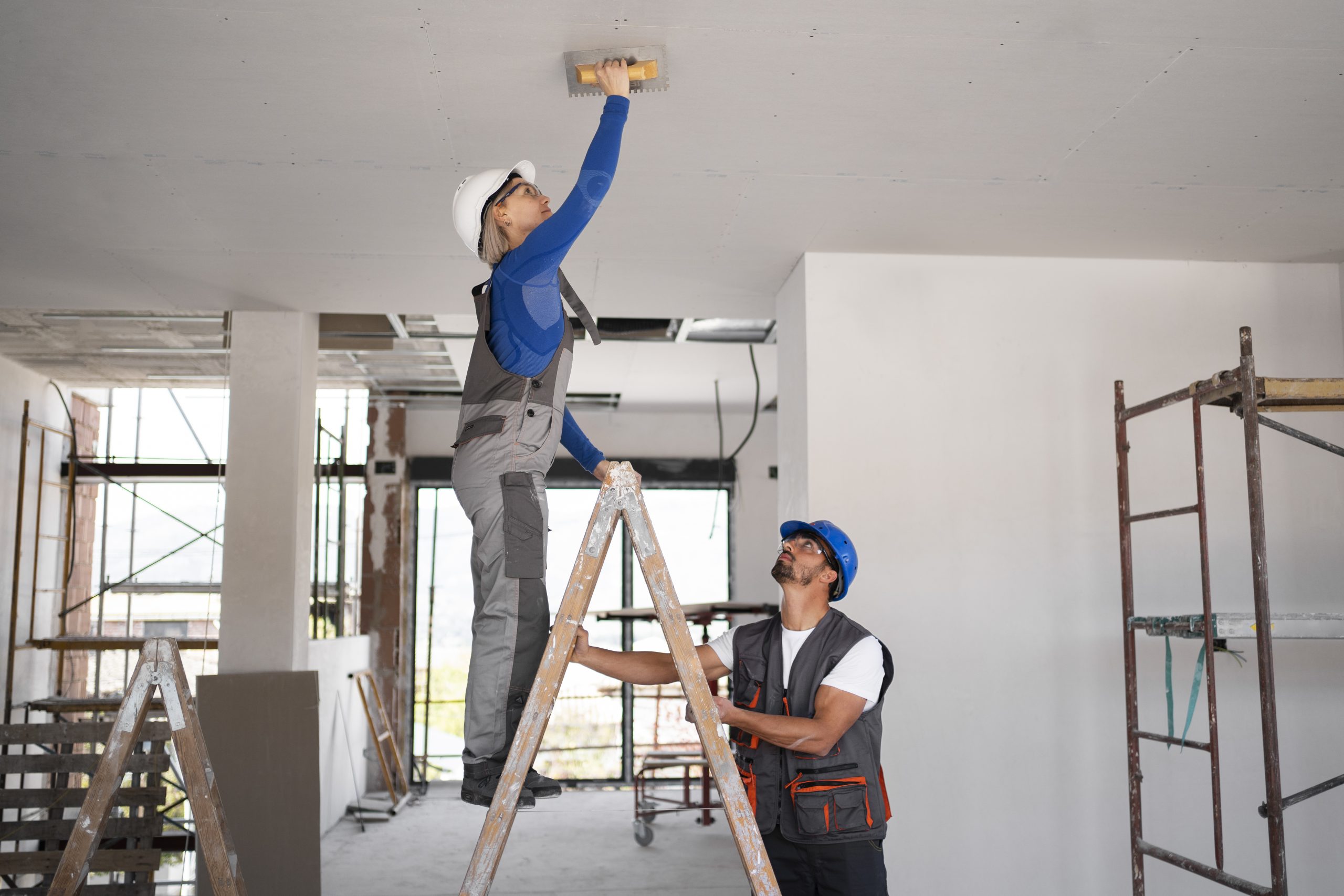 Homem e mulher em um espaço, pintando o teto juntos, representando a boa convivência entre vizinhos