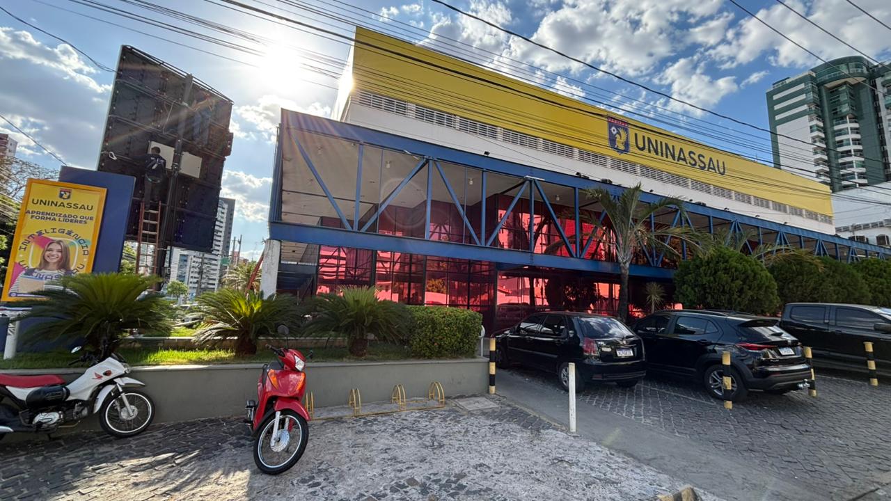 Frente da unidade da UNINASSAU de Sobral