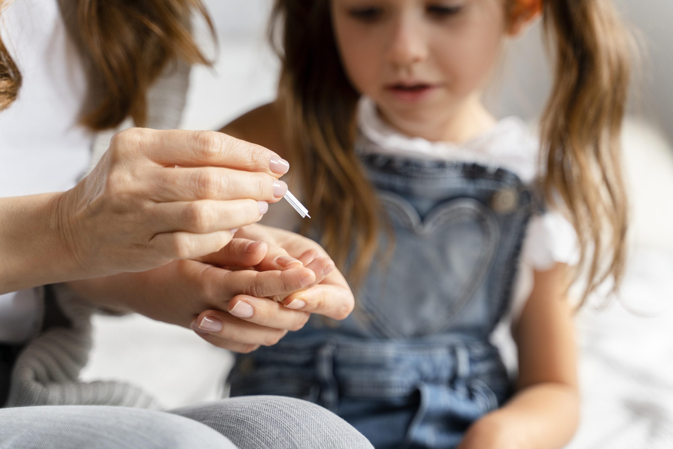 Profissional de saúde realizando teste de glicemia em criança para ilustrar o diagnóstico e acompanhamento do diabetes infantil.