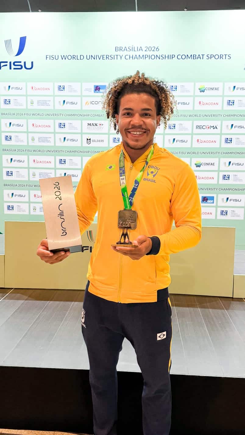 Atleta brasileiro exibe medalha de ouro e troféu conquistados no Mundial Universitário de Esportes de Combate.