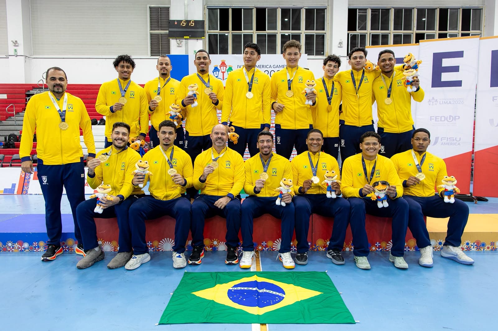 Equipe brasileira de luta universitária comemora conquista de medalhas nos Jogos Universitários Pan-Americanos com atletas e comissão técnica reunidos em foto oficial.