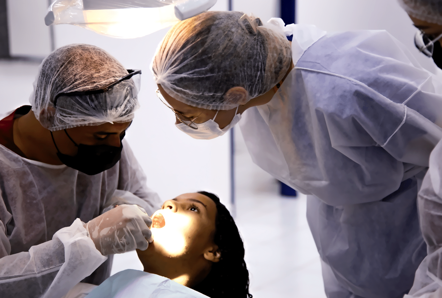 Paciente em um consultório odontológico passando por uma mentoplastia